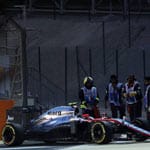 Jenson Button bleibt mit seinem McLaren-Honda im Qualifying früh liegen. Sein Team bekommt das Auto bis zum Rennen nicht wieder hin.