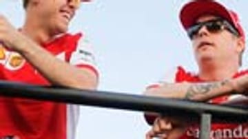 Bei der Fahrerparade vor dem Rennen plaudern die Ferrari-Fahrer Sebastian Vettel (li.) und Kimi Räkkönen miteinander.
