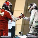 Respektvoller Handshake zwischen Kimi Räikkönen (li.) und Lewis Hamilton