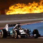 Rosberg (hinten) aber ist in Bahrain sehr aggressiv unterwegs und schlägt gegen Räikkönen zurück. Auch Vettel überholt er dreimal. Nur an Hamilton (vorne) kommt er nicht heran.