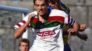 Am 29. August 1973 wurde Thomas Tuchel in Krumbach geboren. Beim TSV Krumbach begann seine Karriere. 1988 wechselte Tuchel zum FC Augsburg, mit dem er zweimal den DFB-Jugend-Pokal gewann.