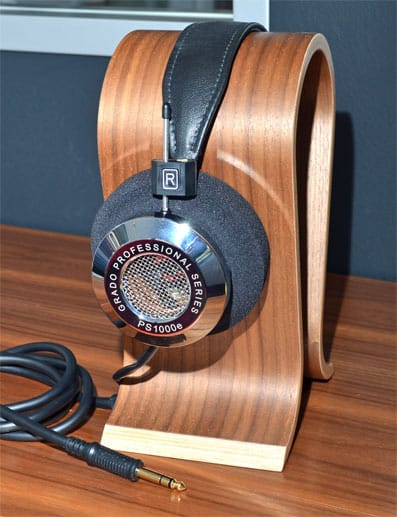 Der PS 1000e der amerikanischen Hersteller Grado Labs gilt als einer der komfortabelsten Kopfhörer der Welt. Er ist extrem bequem zu tragen, bietet ein exzellentes Klangbild, für das sogar eigens entwickelte Kabel verwendet werden. Er kostet um 1800 Euro.