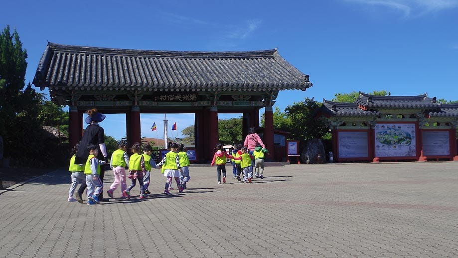 Hier sind koreanische Schulkinder auf dem Weg ins Museum für Volkskunde.