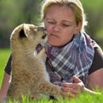 Zoochefin Isabelle Wallpott zieht das Löwenbaby seitdem bei sich zu Hause auf.
