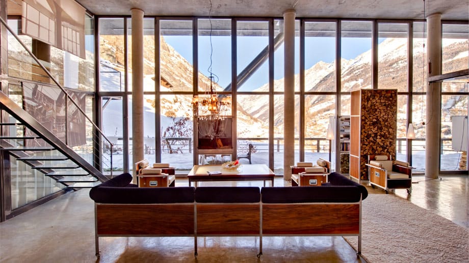 Das "Heinz Julen Loft" bietet Reisenden stilvoll eingerichtete 300 Quadratmeter inmitten der Schweizer Alpen. Das moderne Chalet aus Glas, Stahl und Holz befindet sich in Zermatt. Wenn sich Gäste entscheiden, das Personal dazu zu buchen, werden sie unter anderem von einem Michelin-Koch betreut.
