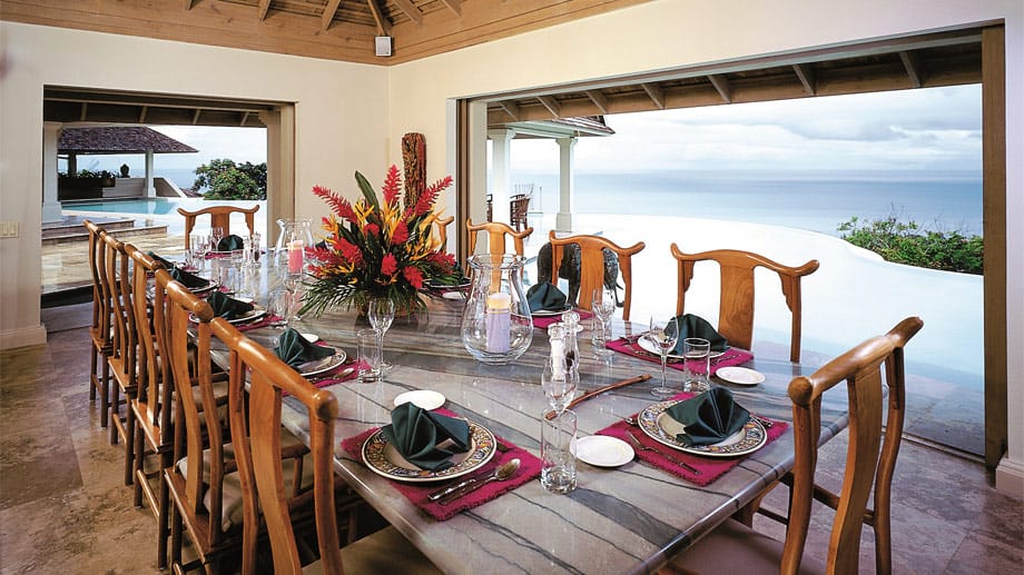 In der "Silent Waters Villa" in Montego Bay auf Jamaika können Sie mit Blick auf unberührte Wälder und türkisfarbenes Meer den kreolischen Gerichten fröhnen. Der Küchenchef bereitet täglich Frühstück, Mittag- und Abendessen zu.