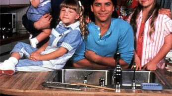 So kennt man die "Full House"-Familie aus der Anfangszeit der Serie: Danny Tanner (Bob Saget, 2. v. li.) mit seinem Schwager Jesse (John Stamos, Mi.) und seinem Freund Joey (Dave Coulier, 2. v. re.) sowie seinen drei Töchtern Michelle (Mary-Kate und Ashley Olsen), Stephanie (Jodie Sweetin) und D.J. (Candace Cameron Bure, v. li.).