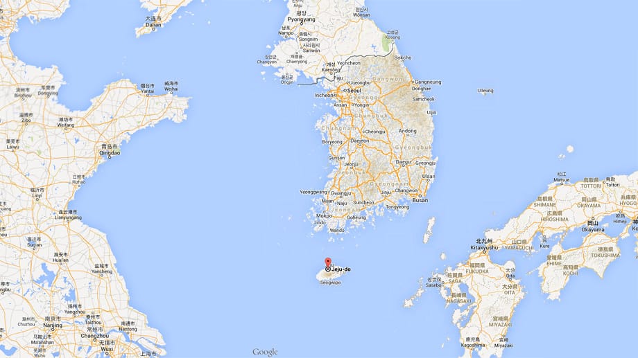 Jeju ist etwa halb so groß wie Mallorca, hat rund 570.000 Einwohner und liegt circa 90 Kilometer südlich der koreanischen Halbinsel in der Koreastraße.