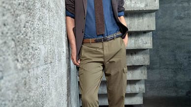 Cargo-Pants werden in diesem Sommer elegant mit Strickschlips kombiniert (von Baldessarini um 120 Euro).