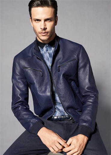 Weil Blousons in diesem Sommer ein Must-Have sind, greifen Sie zu der coolen blauen Lederjacke von Armani (um 1060 Euro).