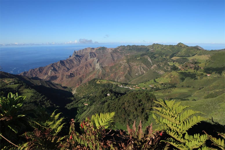 Die Insel ist britisches Überseegebiet und wäre vermutlich genauso unbekannt wie die dazugehörigen Inseln Tristan da Cunha und Ascension, hätten die Briten 1815 nicht den französischen Kaiser Napoleon I. dorthin verbannt.