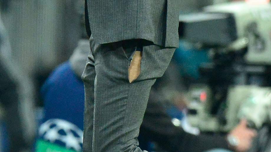 Stets ist Pep Guardiola in maßgeschneiderten Anzügen unterwegs. Doch was perfekt sitzt, sitzt auch mal eng. Beim Knien reißt dem Bayern-Coach die Anzughose. Doch davon lässt er sich nicht beeindrucken. Der Spanier kann es sich eben leisten, Bein zu zeigen.