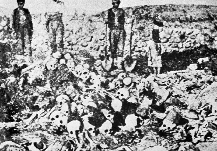 Armenische Soldaten müssen ihre Waffen abgeben. Sie werden in Arbeitsbataillonen zusammengefasst und später gruppenweise hingerichtet. Das Bild zeigt ein Massengrab mit den Leichen getöteter Armenier.