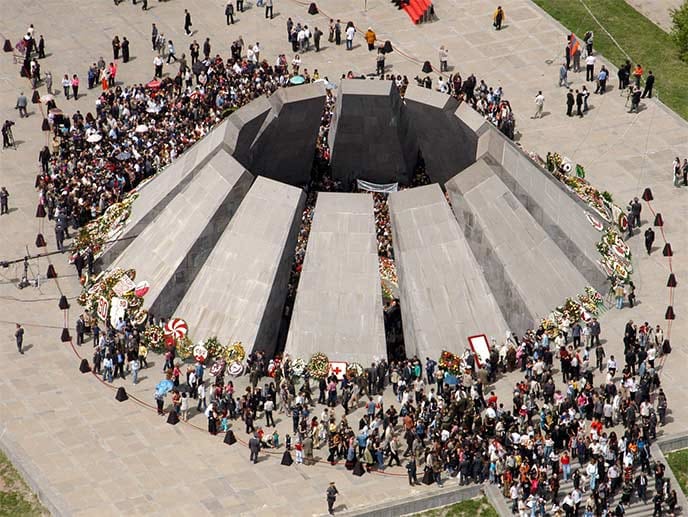 In Jerewan, der Hauptstadt des heutigen Armeniens, befindet sich dieses Monument zum Gedenken an die Opfer des Völkermords. Wie viele Armenier bei Massenhinrichtungen, Massakern und Todesmärchen ums Leben kamen, lässt sich nicht mit Sicherheit sagen. Schätzungen variieren zwischen 800.000 und über 1,5 Millionen.