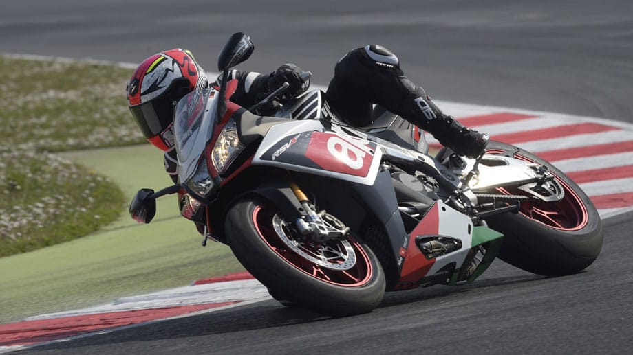 Die jüngste Auflage des Aprilia Superbikes RSV4 will und muss das glücklose Vormodell vergessen machen.