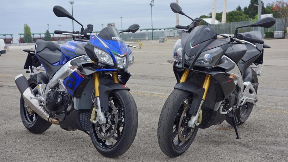 Kaum weniger imposant sind die Fahrleistungen eines weiteren neuen Modells von Aprilia. Die Tuono V4 1100 (im Bild links) ist leichter, stärker und hübscher als das 1000 Kubik-Vorgängermodel (rechts im Bild).