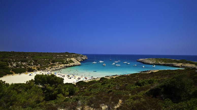 Die Cala Varques ist noch ein Geheimtipp auf Mallorca und nicht leicht zu finden. Der Strand befindet sich nahe Porto Cristo und ist von Felsen und Kiefernwäldern umgeben. Er besticht mit wunderbar feinem Sand und einem flachen Zugang zum Wasser.