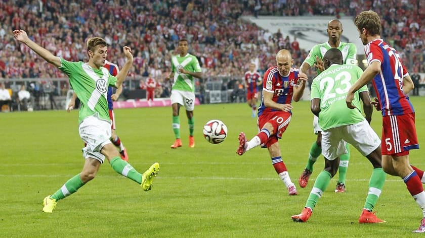 Mehr Glück haben die Bayern am ersten Bundesliga-Spieltag gegen den VfL Wolfsburg. Nach Treffern von Thomas Müller (re.) und Arjen Robben (Mitte) behält der FCB mit 2:1 die Oberhand und fährt die ersten drei Punkte ein.