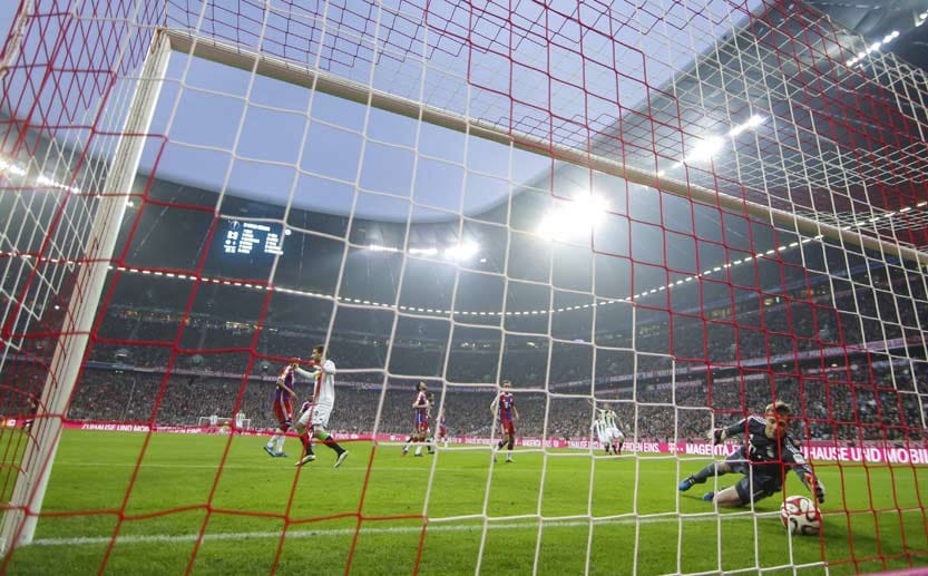 ...gegen Gladbach ein Ende findet. Welttorhüter Manuel Neuer zeigt menschliche Züge und sieht bei beiden Gegentoren nicht gut aus. Die zweite Niederlage der laufenden Bundesligasaison!