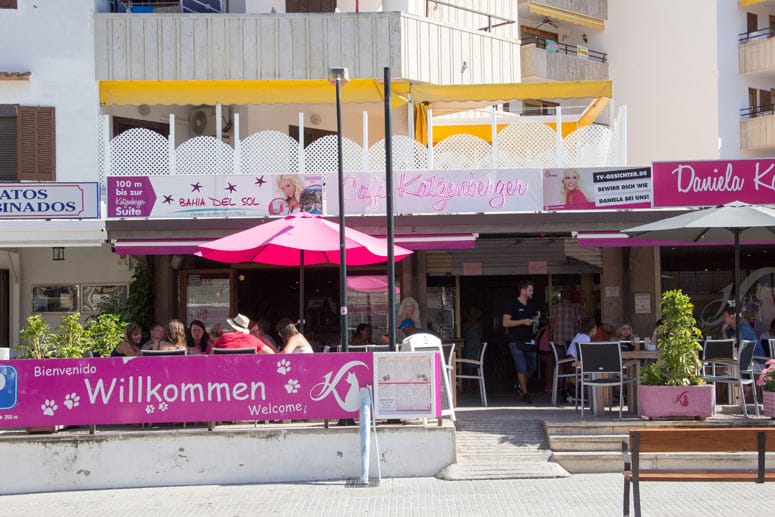 Nicht weit entfernt befindet sich das "Café Katzenberger". An der Promenade von Santa Ponça lässt TV-Blondine Daniela Katzenberger seit 2013 ihr Café Katzenberger betreiben.
