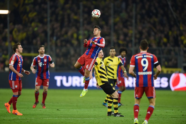 Doch wer auf eine Krise der Bayern gehofft hat, wird enttäuscht. Neben dem Sieg wird im Spiel bei Borussia Dortmund das langersehnte Comeback von Thiago Alcantara (Mitte) gefeiert. Für das Tor des Tages sorgt Robert Lewandowski.