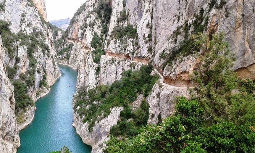 Die malerische Schlucht von Mont-rebei Gorge in den spanischen Pyrenäen ist ein perfektes Ziel für Naturliebhaber.