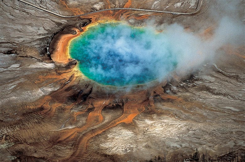 Die Magmahitze des Untergrunds wärmt Grundwasser. Schwefel und andere vulkanische Substanzen färben die heißen Quellen.