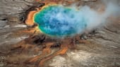 Die Magmahitze des Untergrunds wärmt Grundwasser. Schwefel und andere vulkanische Substanzen färben die heißen Quellen.