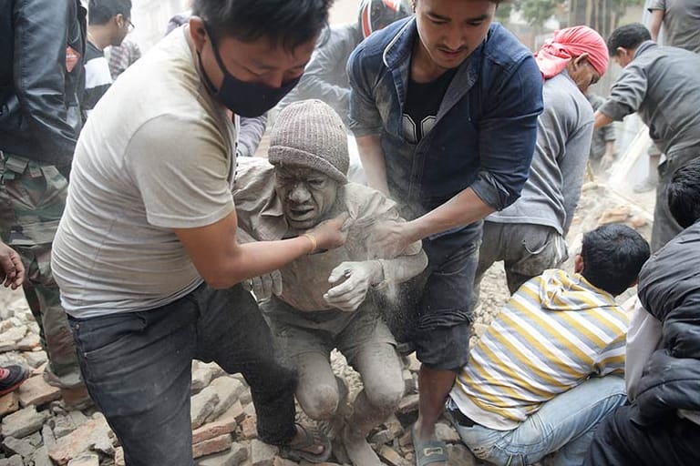 Auch dieser Mann wird aus den Trümmern eines eingestürzten Hauses in Kathmandu gerettet.