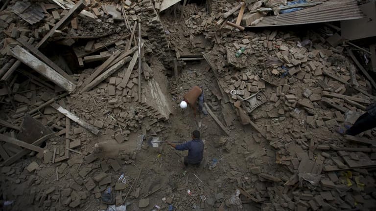 Insgesamt sollen über 200.000 Häuser zerstört sein. Etwa drei Millionen Menschen gelten eine Woche nach der Erdbebenkatastrophe mit über 8100 Toten als obdachlos. 17.800 weitere wurden verletzt.