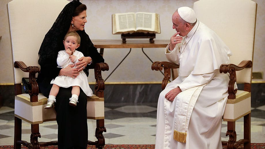 Prinzessin Leonore im April 2015 bei einer Audienz des Papstes im Vatikan. Die Kleine zeigt, dass ihr das strenge Protokoll egal ist. Sie spielt mit einem Schlüsselanhänger des Pontifex'.