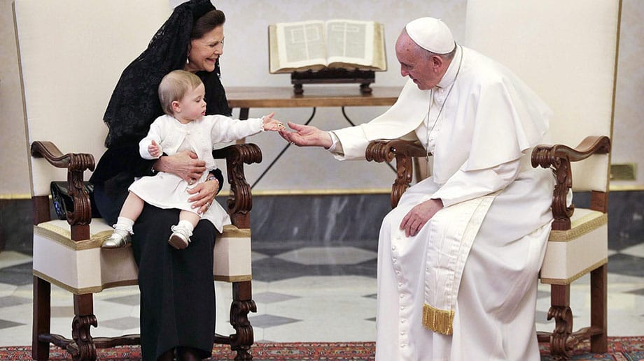 Ganz in Weiß: Die kleine Prinzessin und der Papst hatten ihre Kleidung aufeinander abgestimmt.