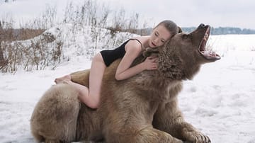 Für ein Shooting der Fotografin Olga Barantseva posierten zwei russische Models mit einem 650 Kilogramm schweren Braunbären namens Stephen.