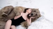 Model Lidia Fetisova hatte offenbar keinerlei Scheu vor dem Tier. Nur mit einem Badeanzug bekleidet schmiegte sich die Schöne an den Bären. "Von ihm umarmt zu werden und ihn mein Gesicht und meine Hände ablecken zu lassen, war eine ganz besondere Erfahrung", erklärte Fetisova laut "Daily Mail".
