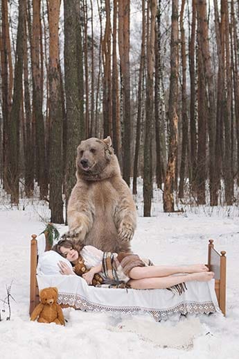 Ihre Kollegin Maria Sidorova hatte zunächst Angst vor ihrem tierischen Foto-Partner: "Aber sobald ich ihn umarmte, spürte ich seine Wärme und fühlte, wie weich sein Fell ist." Diese Erfahrung habe sie erkennen lassen, dass Braunbären nicht blutrünstig und gefährlich für Menschen seien. "Wir können friedlich nebenbeinander leben, so lange wir sie respektieren", sagte das Model weiter.