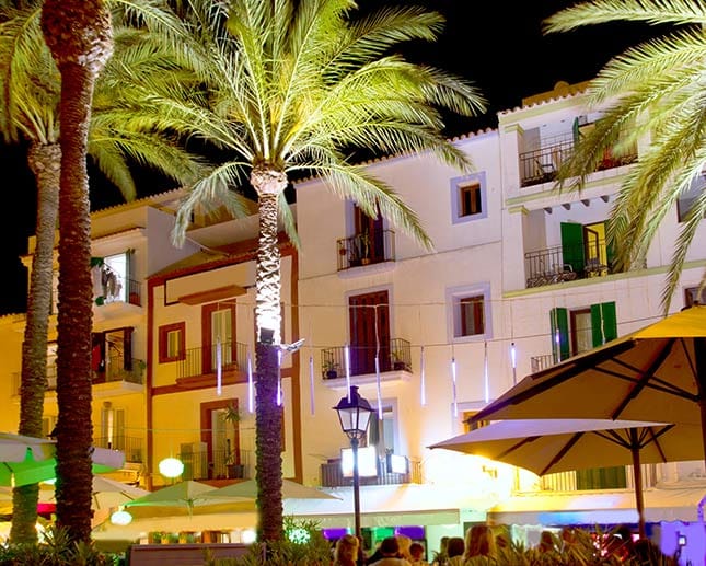 Neunter Platz: Party machen mit den Reichen und Schönen - Ibiza ist berühmt für seine legendären Clubs und Strandbars. Abseits des Partyvolks erleben Urlauber die andere Seite der Baleareninsel. Wassersportler segeln die Küste entlang oder entdecken die Unterwasserwelt beim Tauchen.