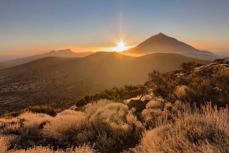 Sechster Platz: Schwarze Strände, unzählige Freizeitparks und der höchste Berg Spaniens, der Teide, zeichnen Teneriffa aus, die größte Kanareninsel. Wer lieber am goldenen Sandstrand entspannen möchte, findet vor allem im Süden der Insel, an der Playa de Troya oder Playa las Teresitas, Gelegenheit dazu.