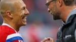 Freundschaftliche Worte vor dem Pokal-Halbfinale FC Bayern gegen Borussia Dortmund: Arjen Robben (li.) begrüßt Gäste-Trainer Jürgen Klopp.