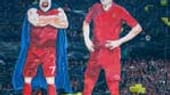 Die Bayern-Fans haben sich eine besondere Choreographie ausgedacht: "Badman & Robben", also Franck Ribéry und Arjen Robben, grüßen vor der Partie von den Rängen, eine Anspielung an den Jubel der BVB-Stars Pierre-Emerick Aubameyang und Marco Reus.