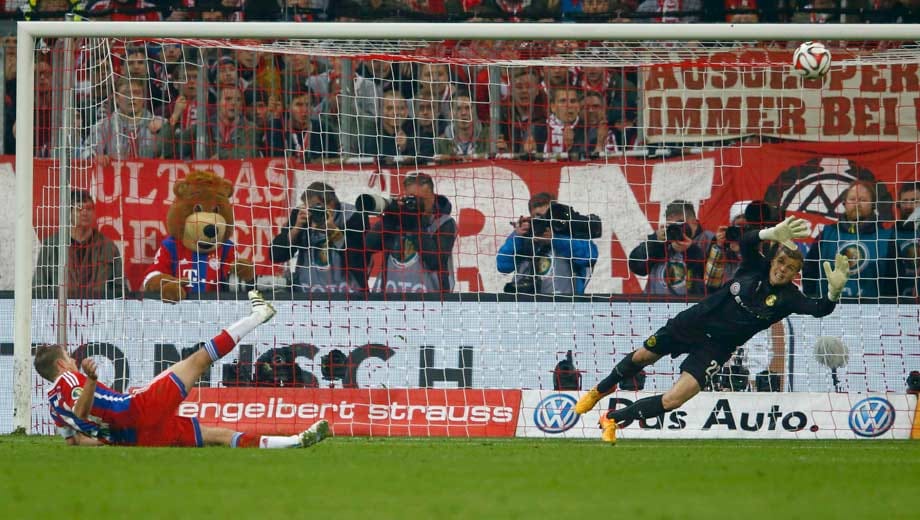 Schließlich muss das Elfmeterschießen die Entscheidung bringen. Philipp Lahm und Xabi Alonso rutschen bei ihrem Versuch weg und schießen den Ball in den Nachthimmel. Insgesamt verschießen die Bayern vier Elfer.
