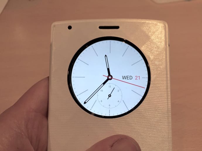 Zum G4 bietet LG wieder diverses Zubehör an. Darunter dieses Case, das gerade genug Platz lässt, damit eine Uhr auf dem Bildschirm dargestellt werden kann.