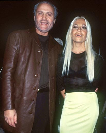 Donatella Versace im Jahr 1996 mit ihrem Bruder, dem Firmengründer Gianni Versace. Als dieser 1997 ermordet wurde, musste sie die Geschicke des Modehauses übernehmen.