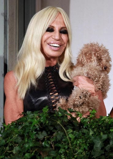 Donatella Versace mit ihrem Hündchen Fozzy Bear.