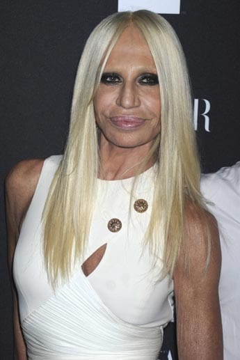 Eine makellos glatte Stirn, straffe Wangen und platinblonde Haare: Modedesignerin Donatella Versace ist für ihr künstlich wirkendes Aussehen berüchtigt.