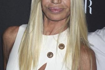 Eine makellos glatte Stirn, straffe Wangen und platinblonde Haare: Modedesignerin Donatella Versace ist für ihr künstlich wirkendes Aussehen berüchtigt.