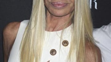 Eine makellos glatte Stirn, straffe Wangen und platinblonde Haare: Modedesignerin Donatella Versace ist für ihr künstlich wirkendes Aussehen berüchtigt.