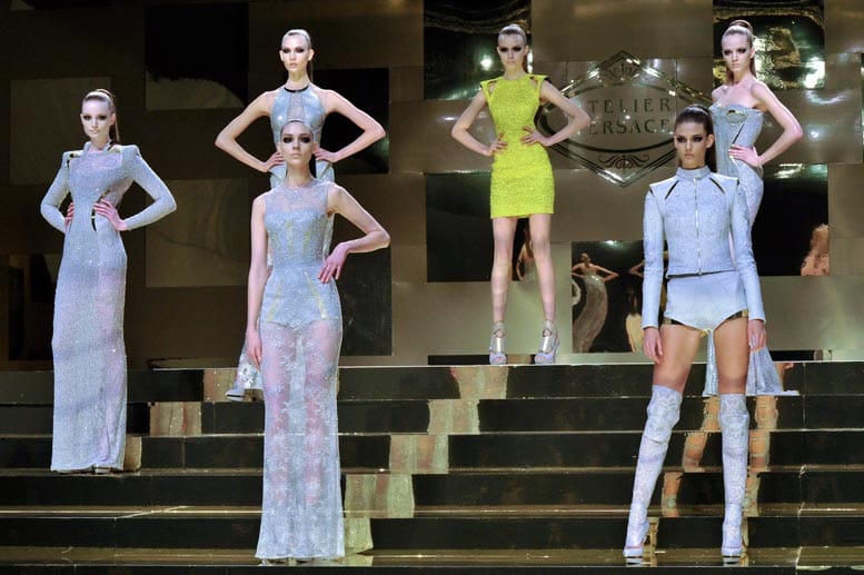 Hier sind einige Kreationen der Designerin aus dem Jahr 2012 zu sehen. Von Versace stammten auch zahlreiche legendäre Promi-Outfits wie das halb durchsichtige, bis zum Bauchnabel offene Grammy-Outfit von Jennifer Lopez oder das Hochzeitskleid von Angelina Jolie.