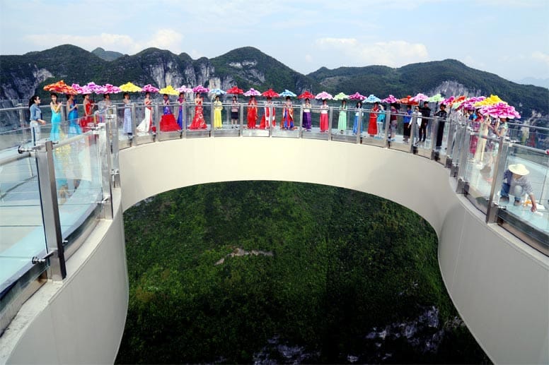 Ende April wurde in China eine weitere Touristenattraktion eingeweiht - dieser spektakuläre Skywalk im Yunyang Longgang National-Geopark (Südwestchina).