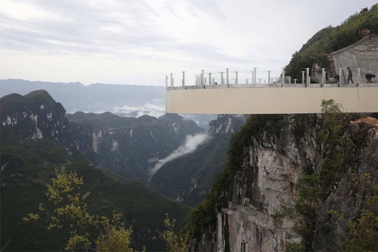 So viel Mut wird belohnt: Von der Aussichtsplattform gibt es freien Blick auf die Schluchten in der Provinz Sichuan.