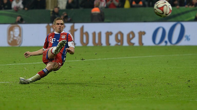 Philipp Lahm eröffnet das Elfmeterschießen im DFB-Pokalhalbfinale gegen Borussia Dortmund in der Saison 2014/2015.